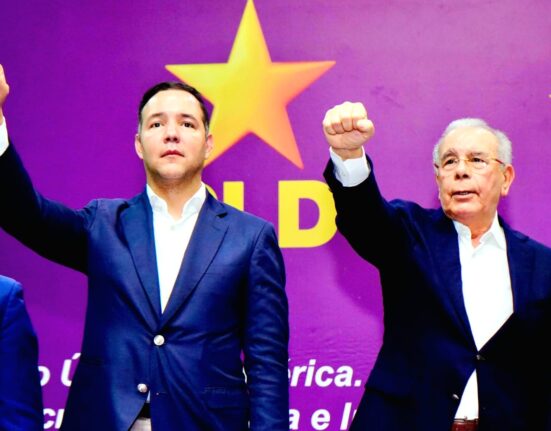 PLD juramenta a nuevos miembros en Puerto Plata En el Foco Política. La provincia Puerto Plata se prepara para participar en la asamblea que organiza el Partido de la Liberación Dominicana (PLD) allí en la que serán juramentados miles de nuevos miembros y otros tanto que regresan a la organización acogiéndose al programa “De Vuelta a Casa” El Comité Provincial del PLD confirmó la convocatoria a la actividad programada para desarrollarse en el Polideportivo del municipio cabecera, San Felipe de Puerto Plata, a partir de las diez de la mañana del domingo 25 de octubre. El expresidente de la República, Danilo Medina, presidente del PLD, y Johnny Pujols, secretario general, acompañados de las direcciones provincial y municipal, junto a una representación del Comité Político, encabezarán la actividad, en la que ingresarán de manera oficial al PLD, miles de nuevos miembros. Asambleas y reuniones en los diferentes municipios, distritos municipales y bloques de Comités Intermedios han antecedido el encuentro, motivando a los miembros y simpatizantes del PLD a asumir con entusiasmo la participación en la jornada. La juramentación de los nuevos miembros estará a cargo del expresidente de la República, Danilo Medina, presidente del PLD, también con el encargo de pronunciar las palabras centrales del acto, completadas con intervenciones de los miembros de la dirección local peledeísta. Esta asamblea forma parte del programa nacional de asambleas provinciales del PLD para validar estructuras, reorganizar comités de base y fortalecer la presencia del partido con miras a las elecciones de 2028.