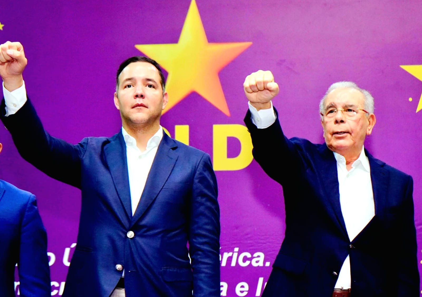 PLD juramenta a nuevos miembros en Puerto Plata En el Foco Política. La provincia Puerto Plata se prepara para participar en la asamblea que organiza el Partido de la Liberación Dominicana (PLD) allí en la que serán juramentados miles de nuevos miembros y otros tanto que regresan a la organización acogiéndose al programa “De Vuelta a Casa” El Comité Provincial del PLD confirmó la convocatoria a la actividad programada para desarrollarse en el Polideportivo del municipio cabecera, San Felipe de Puerto Plata, a partir de las diez de la mañana del domingo 25 de octubre. El expresidente de la República, Danilo Medina, presidente del PLD, y Johnny Pujols, secretario general, acompañados de las direcciones provincial y municipal, junto a una representación del Comité Político, encabezarán la actividad, en la que ingresarán de manera oficial al PLD, miles de nuevos miembros. Asambleas y reuniones en los diferentes municipios, distritos municipales y bloques de Comités Intermedios han antecedido el encuentro, motivando a los miembros y simpatizantes del PLD a asumir con entusiasmo la participación en la jornada. La juramentación de los nuevos miembros estará a cargo del expresidente de la República, Danilo Medina, presidente del PLD, también con el encargo de pronunciar las palabras centrales del acto, completadas con intervenciones de los miembros de la dirección local peledeísta. Esta asamblea forma parte del programa nacional de asambleas provinciales del PLD para validar estructuras, reorganizar comités de base y fortalecer la presencia del partido con miras a las elecciones de 2028.