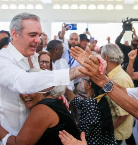 Abinader encabezará el lanzamiento del programa «El Presidente en el Barrio» este fin de semana En el Foco Gobierno. El presidente Luis Abinader desarrollará este sábado y domingo una apretada agenda de trabajo que incluye la inauguración de obras de infraestructura, la entrega de títulos de propiedad y apartamentos, así como encuentros con jóvenes y comunidades y jornadas de inclusión social en distintas localidades del país. Sábado 24 de octubre – San Cristóbal La agenda del mandatario iniciará a las 10:30 de la mañana con su participación en la graduación del Instituto Politécnico Loyola, donde cientos de jóvenes recibirán sus títulos técnicos para incorporarse al mercado laboral. La actividad se celebrará en el auditorio mayor de la institución. Distrito Nacional Más adelante, a las 12:30 del mediodía, el presidente Luis Abinader encabezará la inauguración del saneamiento pluvial y sanitario de la cañada Girasoles, obra dirigida a mejorar el drenaje y las condiciones ambientales y sanitarias de las comunidades del entorno. Santo Domingo Norte Posteriormente, a la 1:15 de la tarde, el jefe de Estado sostendrá un encuentro con 400 jóvenes estudiantes de los distritos escolares de los municipios Santo Domingo Norte y La Victoria. La actividad se realizará en el Club Osvaldo Rafael Mercedes (CROM). A las 2:30 de la tarde, el mandatario entregará 393 títulos de propiedad, de los cuales 283 corresponden a Lotes y Servicios y 110 al proyecto Invivienda Santo Domingo. La entrega, que tiene el propósito de brindar seguridad jurídica a las familias beneficiarias sobre sus terrenos, se llevará a cabo en el polideportivo de Lotes y Servicios. Santo Domingo Este La jornada continuará a las 3:30 de la tarde con la inauguración del techado del Politécnico Ave María, infraestructura destinada a fortalecer los espacios para las actividades educativas, deportivas y recreativas de los estudiantes. A las 4:15 de la tarde, el presidente Luis Abinader encabezará la inauguración de 97 apartamentos del residencial Acacias I, como parte de las iniciativas del Gobierno orientadas a ampliar el acceso a viviendas para las familias dominicanas. Distrito Nacional El mandatario concluirá las actividades del sábado a las 5:00 de la tarde con el encuentro «El Presidente en el Barrio», junto a residentes de los sectores San Lázaro, Ciudad Nueva, San Carlos y Villa Francisca. La actividad se realizará en el Club San Lázaro. Domingo 25 de octubre – Santiago de los Caballeros El presidente Luis Abinader iniciará las actividades del domingo a las 11:00 de la mañana con el programa de cambio de fogones por estufas, que busca sustituir el uso de fogones de leña y carbón, lo cual contribuye a proteger la salud de las personas en condiciones de vulnerabilidad y a preservar el medioambiente. La actividad se realizará en el polideportivo del Club Plaza Valerio e impactará a 2,282 personas. A las 12:00 del mediodía, el jefe de Estado encabezará una Jornada de Inclusión Social Primero Tú en la Escuela Griselis Martínez, ubicada en el barrio Pekín, con el propósito de acercar servicios y asistencia a los residentes de la comunidad. La agenda continuará a la 1:00 de la tarde con otra Jornada Primero Tú en la Escuela Julio Alberto, en el sector La Yagüita del Pastor. El presidente Luis Abinader finalizará su jornada de trabajo a las 2:00 de la tarde con una tercera Jornada de Inclusión Social Primero Tú, que tendrá lugar en el bajo techo Ambiorix Rodríguez, en Cienfuegos, para facilitar el acceso de la población a servicios y programas sociales.