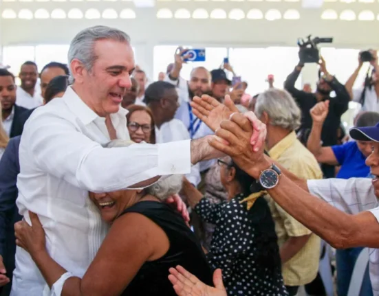 Abinader encabezará el lanzamiento del programa «El Presidente en el Barrio» este fin de semana En el Foco Gobierno. El presidente Luis Abinader desarrollará este sábado y domingo una apretada agenda de trabajo que incluye la inauguración de obras de infraestructura, la entrega de títulos de propiedad y apartamentos, así como encuentros con jóvenes y comunidades y jornadas de inclusión social en distintas localidades del país. Sábado 24 de octubre – San Cristóbal La agenda del mandatario iniciará a las 10:30 de la mañana con su participación en la graduación del Instituto Politécnico Loyola, donde cientos de jóvenes recibirán sus títulos técnicos para incorporarse al mercado laboral. La actividad se celebrará en el auditorio mayor de la institución. Distrito Nacional Más adelante, a las 12:30 del mediodía, el presidente Luis Abinader encabezará la inauguración del saneamiento pluvial y sanitario de la cañada Girasoles, obra dirigida a mejorar el drenaje y las condiciones ambientales y sanitarias de las comunidades del entorno. Santo Domingo Norte Posteriormente, a la 1:15 de la tarde, el jefe de Estado sostendrá un encuentro con 400 jóvenes estudiantes de los distritos escolares de los municipios Santo Domingo Norte y La Victoria. La actividad se realizará en el Club Osvaldo Rafael Mercedes (CROM). A las 2:30 de la tarde, el mandatario entregará 393 títulos de propiedad, de los cuales 283 corresponden a Lotes y Servicios y 110 al proyecto Invivienda Santo Domingo. La entrega, que tiene el propósito de brindar seguridad jurídica a las familias beneficiarias sobre sus terrenos, se llevará a cabo en el polideportivo de Lotes y Servicios. Santo Domingo Este La jornada continuará a las 3:30 de la tarde con la inauguración del techado del Politécnico Ave María, infraestructura destinada a fortalecer los espacios para las actividades educativas, deportivas y recreativas de los estudiantes. A las 4:15 de la tarde, el presidente Luis Abinader encabezará la inauguración de 97 apartamentos del residencial Acacias I, como parte de las iniciativas del Gobierno orientadas a ampliar el acceso a viviendas para las familias dominicanas. Distrito Nacional El mandatario concluirá las actividades del sábado a las 5:00 de la tarde con el encuentro «El Presidente en el Barrio», junto a residentes de los sectores San Lázaro, Ciudad Nueva, San Carlos y Villa Francisca. La actividad se realizará en el Club San Lázaro. Domingo 25 de octubre – Santiago de los Caballeros El presidente Luis Abinader iniciará las actividades del domingo a las 11:00 de la mañana con el programa de cambio de fogones por estufas, que busca sustituir el uso de fogones de leña y carbón, lo cual contribuye a proteger la salud de las personas en condiciones de vulnerabilidad y a preservar el medioambiente. La actividad se realizará en el polideportivo del Club Plaza Valerio e impactará a 2,282 personas. A las 12:00 del mediodía, el jefe de Estado encabezará una Jornada de Inclusión Social Primero Tú en la Escuela Griselis Martínez, ubicada en el barrio Pekín, con el propósito de acercar servicios y asistencia a los residentes de la comunidad. La agenda continuará a la 1:00 de la tarde con otra Jornada Primero Tú en la Escuela Julio Alberto, en el sector La Yagüita del Pastor. El presidente Luis Abinader finalizará su jornada de trabajo a las 2:00 de la tarde con una tercera Jornada de Inclusión Social Primero Tú, que tendrá lugar en el bajo techo Ambiorix Rodríguez, en Cienfuegos, para facilitar el acceso de la población a servicios y programas sociales.