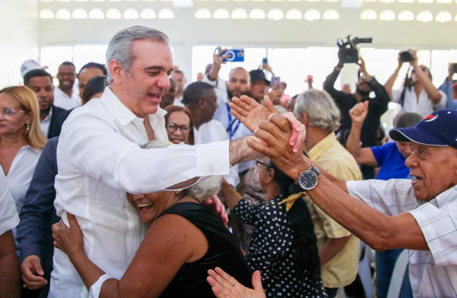 Abinader encabezará el lanzamiento del programa «El Presidente en el Barrio» este fin de semana En el Foco Gobierno. El presidente Luis Abinader desarrollará este sábado y domingo una apretada agenda de trabajo que incluye la inauguración de obras de infraestructura, la entrega de títulos de propiedad y apartamentos, así como encuentros con jóvenes y comunidades y jornadas de inclusión social en distintas localidades del país. Sábado 24 de octubre – San Cristóbal La agenda del mandatario iniciará a las 10:30 de la mañana con su participación en la graduación del Instituto Politécnico Loyola, donde cientos de jóvenes recibirán sus títulos técnicos para incorporarse al mercado laboral. La actividad se celebrará en el auditorio mayor de la institución. Distrito Nacional Más adelante, a las 12:30 del mediodía, el presidente Luis Abinader encabezará la inauguración del saneamiento pluvial y sanitario de la cañada Girasoles, obra dirigida a mejorar el drenaje y las condiciones ambientales y sanitarias de las comunidades del entorno. Santo Domingo Norte Posteriormente, a la 1:15 de la tarde, el jefe de Estado sostendrá un encuentro con 400 jóvenes estudiantes de los distritos escolares de los municipios Santo Domingo Norte y La Victoria. La actividad se realizará en el Club Osvaldo Rafael Mercedes (CROM). A las 2:30 de la tarde, el mandatario entregará 393 títulos de propiedad, de los cuales 283 corresponden a Lotes y Servicios y 110 al proyecto Invivienda Santo Domingo. La entrega, que tiene el propósito de brindar seguridad jurídica a las familias beneficiarias sobre sus terrenos, se llevará a cabo en el polideportivo de Lotes y Servicios. Santo Domingo Este La jornada continuará a las 3:30 de la tarde con la inauguración del techado del Politécnico Ave María, infraestructura destinada a fortalecer los espacios para las actividades educativas, deportivas y recreativas de los estudiantes. A las 4:15 de la tarde, el presidente Luis Abinader encabezará la inauguración de 97 apartamentos del residencial Acacias I, como parte de las iniciativas del Gobierno orientadas a ampliar el acceso a viviendas para las familias dominicanas. Distrito Nacional El mandatario concluirá las actividades del sábado a las 5:00 de la tarde con el encuentro «El Presidente en el Barrio», junto a residentes de los sectores San Lázaro, Ciudad Nueva, San Carlos y Villa Francisca. La actividad se realizará en el Club San Lázaro. Domingo 25 de octubre – Santiago de los Caballeros El presidente Luis Abinader iniciará las actividades del domingo a las 11:00 de la mañana con el programa de cambio de fogones por estufas, que busca sustituir el uso de fogones de leña y carbón, lo cual contribuye a proteger la salud de las personas en condiciones de vulnerabilidad y a preservar el medioambiente. La actividad se realizará en el polideportivo del Club Plaza Valerio e impactará a 2,282 personas. A las 12:00 del mediodía, el jefe de Estado encabezará una Jornada de Inclusión Social Primero Tú en la Escuela Griselis Martínez, ubicada en el barrio Pekín, con el propósito de acercar servicios y asistencia a los residentes de la comunidad. La agenda continuará a la 1:00 de la tarde con otra Jornada Primero Tú en la Escuela Julio Alberto, en el sector La Yagüita del Pastor. El presidente Luis Abinader finalizará su jornada de trabajo a las 2:00 de la tarde con una tercera Jornada de Inclusión Social Primero Tú, que tendrá lugar en el bajo techo Ambiorix Rodríguez, en Cienfuegos, para facilitar el acceso de la población a servicios y programas sociales.