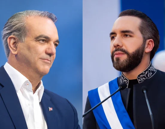 MIREX verifica el origen de la cuenta para establecer posibles responsabilidades por la difusión. En el Foco Nacional. El Ministerio de Relaciones Exteriores (MIREX) desmintió este lunes una publicación que circula en redes sociales y que atribuye al presidente de El Salvador, Nayib Bukele, supuestas declaraciones contra el Gobierno dominicano y las Fuerzas Armadas de la República Dominicana. La Cancillería aseguró que el mandatario salvadoreño no realizó esas declaraciones y que la publicación reproduce contenido atribuido a una cuenta que no existe. No descarta acciones judiciales La institución informó que realiza las verificaciones correspondientes para determinar el origen de la cuenta desde la cual se difundió el contenido falso y establecer las responsabilidades que pudieran derivarse de su difusión. En ese sentido, señaló que no descarta emprender acciones judiciales contra los responsables, conforme al marco legal aplicable. Publicación atribuida a Nayib Bukele marcada como falsa sobre República Dominicana y militares en la frontera El MIREX aclaró que es falso el mensaje atribuido a Nayib Bukele contra República Dominicana y reiteró el carácter cooperativo de las relaciones bilaterales. Llama a verificar antes de compartir El MIREX exhortó a comprobar la autenticidad de las informaciones atribuidas a autoridades extranjeras antes de reproducirlas, especialmente cuando provengan de cuentas no oficiales o de fuentes cuya procedencia no haya podido verificarse. La Cancillería reiteró que las relaciones entre República Dominicana y El Salvador se mantienen en un marco de cooperación y comunicación permanente entre ambos gobiernos.