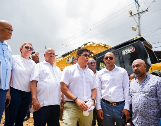 Fellito Suberví destaca respuesta del drenaje en Guajimía ante fuertes lluvias En el Foco Gobierno. Los sistemas de drenaje de las zonas saneadas por la Corporación del Acueducto y Alcantarillado de Santo Domingo (CAASD) están respondiendo adecuadamente ante las fuertes lluvias registradas, según informó su director general, ingeniero Felito Suberví, durante una inspección a los diferentes tramos de la cañada de Guajimía, en Santo Domingo Oeste. El funcionario supervisó las condiciones de las cañadas de El Abanico de Herrera, Bayona y Las Caobas, entre otras, para verificar el comportamiento de estos afluentes que están en la etapa de prueba para su entrega por el Presidente Luis Abinader. Allí comprobó que las mismas tuvieron el comportamiento esperado frente al incremento del caudal provocado por las precipitaciones. “Más que comprobar el buen funcionamiento de los trabajos, vinimos a ver y hablar con la gente para recibir su valoración de los cambios que han experimentado con el saneamiento de las cañadas, y la respuesta colectiva ha sido de alta satisfacción porque no hubo ni una inundación en las cañadas intervenidas. Ya aquí no hay miedo, ahora hay sosiego, hay paz y sus vidas es diferentes, ahora viven mejor y seguros”, manifestó Fellito Suberví. Otras de las cañadas que anteriormente provocaban daños a la vida y a la propiedad cuando caían torrenciales aguaceros, como La 800 en Los Ríos y Los Girasoles se mantuvieron en sus cauces debido a los trabajos de saneamiento que ha ejecutado la CAASD. Suberví explicó que las evaluaciones también abarcan otras cañadas donde continúan los trabajos de saneamiento, con el propósito de observar su respuesta durante los períodos de lluvias. “Miren como esa gran cantidad de agua va fluyendo y no se nos inunda nada, gracias a Dios. Y cuando terminen estos trabajos ahí es que vamos estar todavía mucho mejor, y ojalá que la gente deje de tirar basura”, manifestó Matías Fajardo, presidente de la Junta de Vecinos del Barrio Cuba. Pablo Ramírez, vive en las proximidades de la cañada La 800 y afirma que gracias a los trabajos que ejecuta la CAASD en esa comunidad, su vida es diferente: “hoy estamos bendecidos por Dios. La diferencia es grande, antes estábamos mucho más preocupados que otros sectores, pero ya no estamos preocupados. Ahora podemos dormir tranquilos y sin miedo”. Al expresar su satisfacción por el funcionamiento de las cañadas saneadas en el Gran Santo Domingo, Fellito Suberví, exhortó a la ciudadanía a evitar el lanzamiento de basura en las cañadas y otros espacios públicos, al advertir que la acumulación de desechos sólidos puede obstruir el paso del agua, provocar inundaciones y afectar las obras ejecutadas.