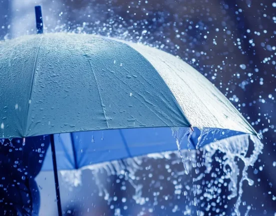 Las lluvias continúan este martes en gran parte del territorio nacional En el Foco Clima. El Instituto Dominicano de Meteorología (Indomet) informó que para este martes predominará un ambiente con lluvia ligera. Para quienes necesitan saber cómo estará el clima de mañana, los datos técnicos anticipan una jornada con variable, con posibilidad de precipitaciones aisladas. Temperatura máxima y mínima para mañana El termómetro en Santo Domingo tendrá un comportamiento: Temperatura Máxima: 33°C. Temperatura Mínima: 28°C. Sensación Térmica: podría variar debido a la humedad prevista del 89%.