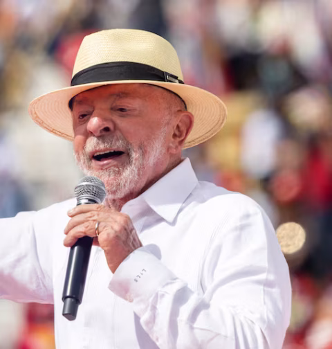 Lula: el reto de gobernar un país dividido con mayorías de derecha en Senado y Cámara En el Foco Internacional. Para su cuarto mandato, el margen de maniobra de Lula se anuncia limitado, sobre todo, por el tsunami conservador que barrió el Congreso en las legislativas de hace tres semanas. El análisis de Rio de Janeiro de nuestro corresponsal en Brasil, Joan Royo. Una mujer sostiene una bandera con la imagen del presidente Luiz Inácio Lula da Silva frente a la iglesia del Señor do Bonfim, en Salvador (Brasil), el 25 de octubre de 2026, durante la segunda vuelta de las elecciones presidenciales. Una mujer sostiene una bandera con la imagen del presidente Luiz Inácio Lula da Silva frente a la iglesia del Señor do Bonfim, en Salvador (Brasil), el 25 de octubre de 2026, durante la segunda vuelta de las elecciones presidenciales. AFP - ANTONELLO VENERI "Lula tiene un panorama ahora muy difícil", explica nuestro corresponsal en Sao Paulo, Joan Royo. "Para Lula, lo verdaderamente difícil empieza ahora porque tras las elecciones legislativas del 4 de octubre se formó una mayoría muy conservadora en el Congreso Nacional. Lula tendrá que gobernar con ella. Hay una mayoría de la derecha, tanto en la Cámara de Diputados como en el Senado. La izquierda es minoritaria en los dos casos. El Partido Liberal, que es el de Bolsonaro, tiene el mayor número de parlamentarios. Entonces, la derecha incluso tiene mayorías suficientes para abrir un proceso de impeachment o incluso modificar la Constitución. Lula tendrá que hacer equilibrios muy complejos en las negociaciones para poder sacar adelante su agenda legislativa", subraya nuestro corresponsal. La campaña presidencial mostró hasta qué punto Brasil sigue dividido. Poco conocido cuando su padre lo ungió como heredero, Flávio Bolsonaro se presentó como una versión más moderada que el expresidente ultraderechista. Trató de seducir con promesas de cambio a conservadores y a votantes menos ideologizados, hartos de la inseguridad y el costo de vida. Para dar vuelta el resultado de la primera vuelta, Lula multiplicó en la recta final las medidas populares. Aumentó las partidas de Bolsa Familia, su programa social estrella destinado a las familias más pobres. También impulsó la aprobación de una reforma constitucional que otorga a millones de trabajadores brasileños un día adicional de descanso semanal. ¿Qué recurso podría tener Lula en esta situación para asegurar la gobernanza? "Yo creo que dará más protagonismo a su vicepresidente, Geraldo Alckmin, que no olvidemos que es una figura de centroderecha, que fue su rival en las elecciones presidenciales de 2006 y que, desde hace cuatro años, los dos están juntos", sosteine Royo. "Los dos se unieron para formar ese frente democrático contra la extrema derecha. Y bueno, Alckmin tiene cierto tránsito entre los partidos de la derecha que puede ayudar. Otra de las claves, que ya señaló Lula en su discurso de la victoria, será aumentar la participación popular, dar más voz a las calles, quizá confrontar al Congreso con movilizaciones como las de estos días, que han sido masivas, las mayores de la izquierda en muchos años. Pero sí será complicado y habrá que confiar en esa capacidad de Lula como político muy pragmático, que siempre ha sido un hábil negociador, para sacar este escenario hostil adelante", concluye. Lula enarboló la bandera de la soberanía, acusando a Donald Trump de querer entrometerse en la votación, y en la campaña acusó a Meta de interferencia a favor de su rival. Tras el balotaje, el mandatario dijo que los votantes vencieron "la intromisión" desde el extranjero de las plataformas digitales, y prometió regularlas. Meta, dueña de Facebook, WhatsApp e Instagram, niega las acusaciones pero reconoció errores como la desactivación de anuncios de la campaña de Lula por motivos técnicos. Aunque el desempleo está en su nivel más bajo y la inflación relativamente contenida, a los círculos empresariales les inquieta el estado de las finanzas públicas.