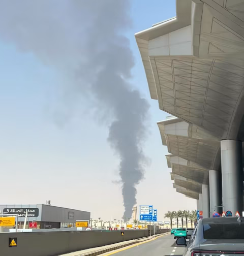 Los hutíes lanzan ataques contra el aeropuerto de Riad e instalaciones energéticas saudíes