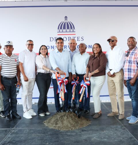 Ministro Kelvin Cruz inicia construcción de techado multiuso en Hostos, Prov. Duarte.