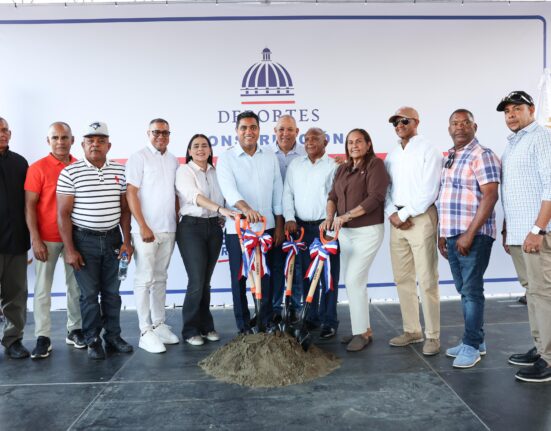 Ministro Kelvin Cruz inicia construcción de techado multiuso en Hostos, Prov. Duarte.