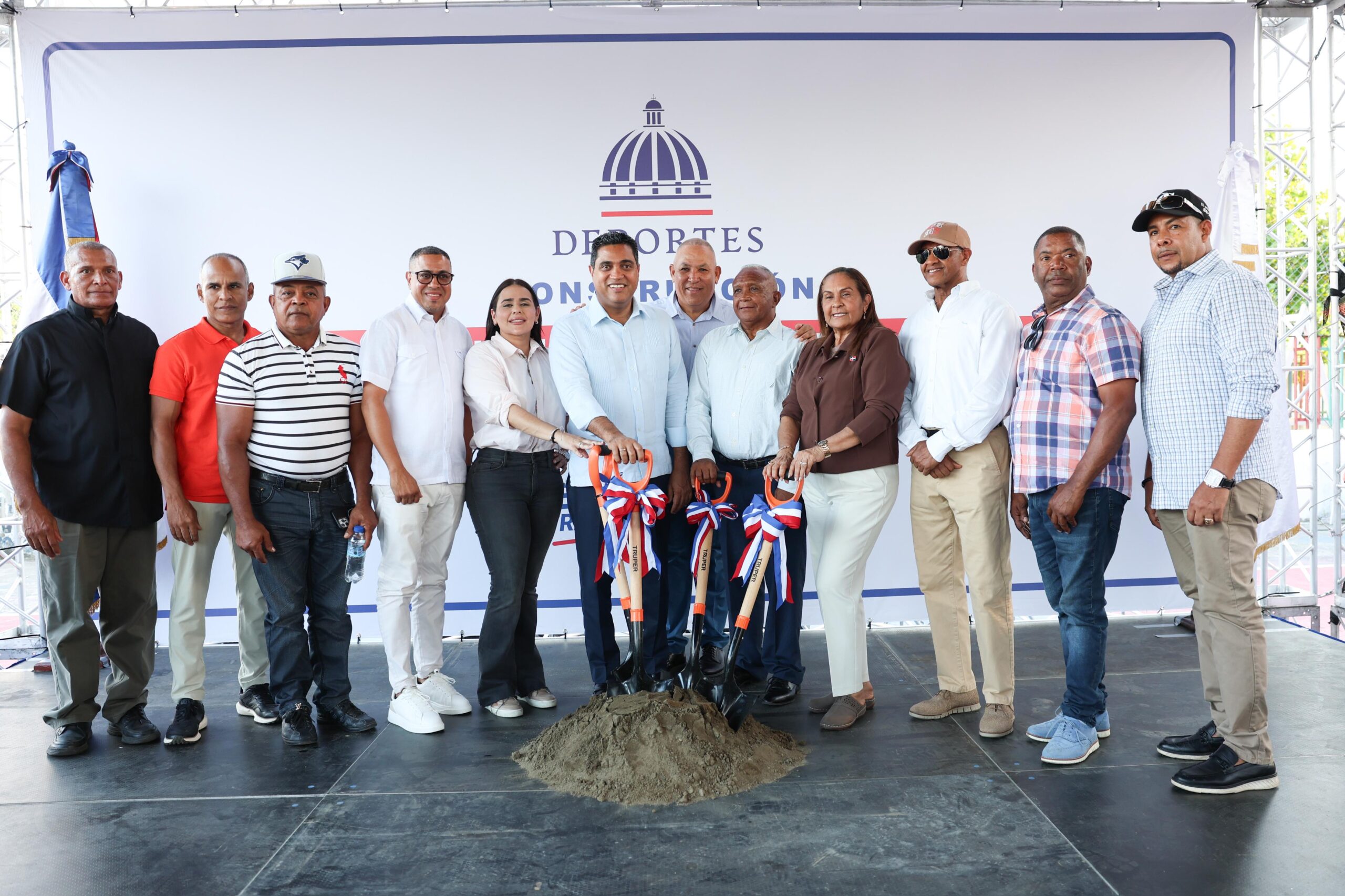 Ministro Kelvin Cruz inicia construcción de techado multiuso en Hostos, Prov. Duarte.