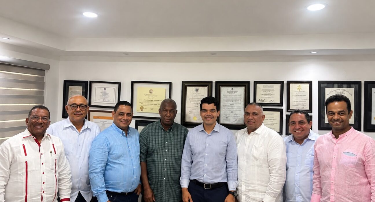 Cinco exdiputados se suman al proyecto presidencial de Wellington Arnaud