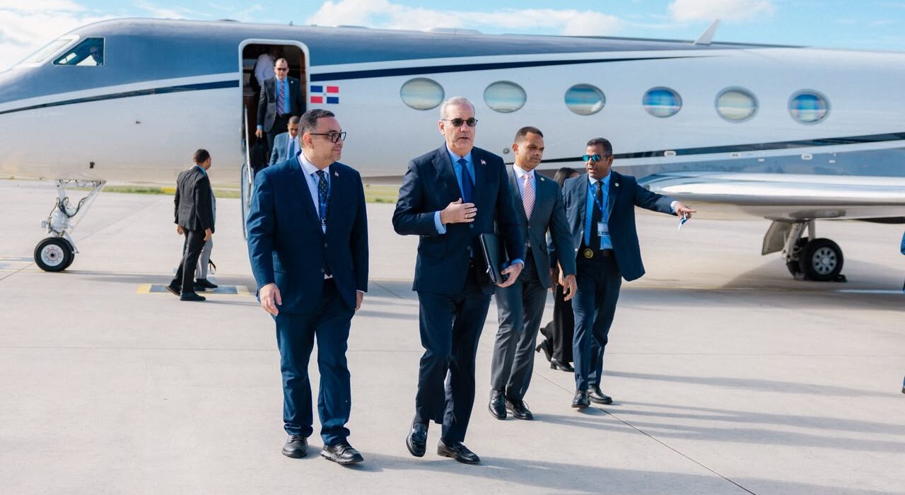 Presidente Abinader llega a Praga para participar en Conferencia Anual Forum 2000