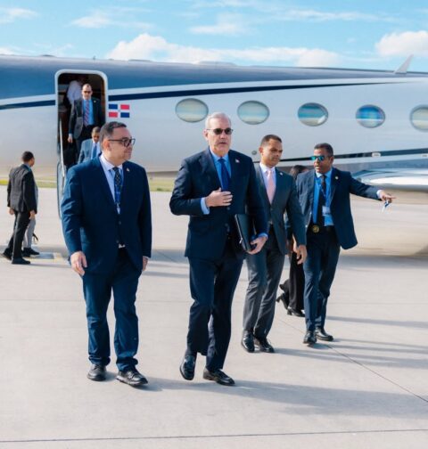 Presidente Abinader llega a Praga para participar en Conferencia Anual Forum 2000