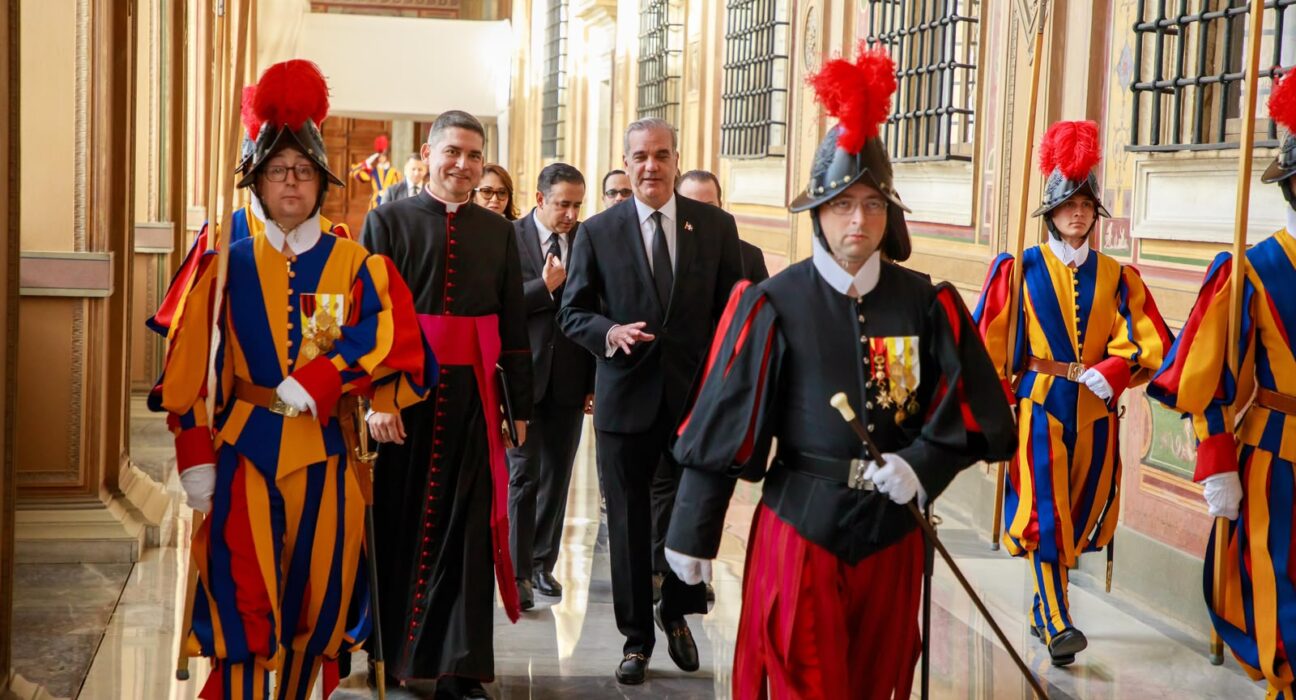 Presidente Abinader y  secretario de Estado de la Santa Sede,  Pietro Parolin abordan asuntos de Estado y la situación internacional en el Vaticano