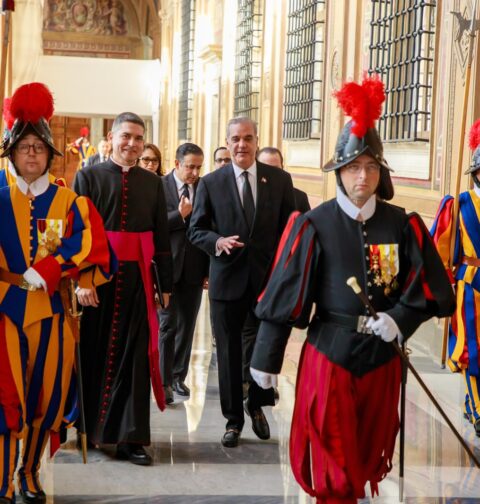 Presidente Abinader y  secretario de Estado de la Santa Sede,  Pietro Parolin abordan asuntos de Estado y la situación internacional en el Vaticano