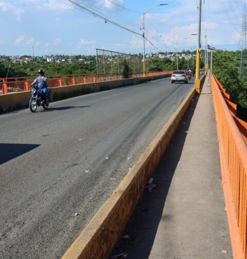 Anuncian restricciones de vehículos pesados en el puente de Sabana Perdida, para su segunda fase de mantenimiento En el Foco Nacional. El Ministerio de Obras Públicas y Comunicaciones (MOPC) iniciará la segunda fase de mantenimiento y reforzamiento preventivo en el puente Gregorio Luperón (La Barquita), como parte del programa nacional de inspección vial para preservar la seguridad de los usuarios y la durabilidad de la estructura. Durante la primera fase el puente ha sido sometido a rigurosas mejoras en los tramos que componen los extremos, también en este periodo se realizó inspección del tramo central. En la segunda fase se realizará mantenimiento y reforzamiento del tramo central. Para garantizar la seguridad durante el proceso, en coordinación con INTRANT, DIGESSET y COMIPOL se ejecutará el siguiente esquema de tránsito: Medidas de circulación y restricciones: * Tránsito pesado: Suspendido totalmente a partir del 20 de octubre hasta nuevo aviso. * Vehículos livianos: * Lunes a viernes: Cierre de 10:00 p.m. a 5:00 a. m. * Fines de semana: Cierre total desde el sábado a las 1:00 p. m. hasta el lunes a las 5:00 a. m. * Motocicletas y peatones: Se permitirá la circulación de motores y peatones. Con esta intervención, el MOPC busca prolongar la vida útil de un puente esencial para la conexión entre comunidades del Gran Santo Domingo. Las restricciones temporales permitirán avanzar en los trabajos con mayor seguridad para quienes transitan por la estructura y para el personal que realiza las labores.