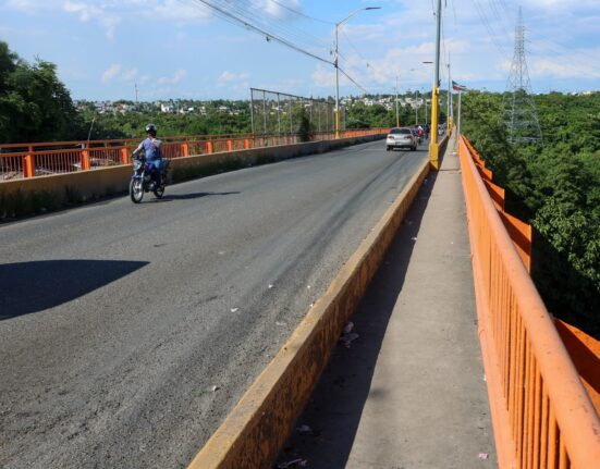 Anuncian restricciones de vehículos pesados en el puente de Sabana Perdida, para su segunda fase de mantenimiento En el Foco Nacional. El Ministerio de Obras Públicas y Comunicaciones (MOPC) iniciará la segunda fase de mantenimiento y reforzamiento preventivo en el puente Gregorio Luperón (La Barquita), como parte del programa nacional de inspección vial para preservar la seguridad de los usuarios y la durabilidad de la estructura. Durante la primera fase el puente ha sido sometido a rigurosas mejoras en los tramos que componen los extremos, también en este periodo se realizó inspección del tramo central. En la segunda fase se realizará mantenimiento y reforzamiento del tramo central. Para garantizar la seguridad durante el proceso, en coordinación con INTRANT, DIGESSET y COMIPOL se ejecutará el siguiente esquema de tránsito: Medidas de circulación y restricciones: * Tránsito pesado: Suspendido totalmente a partir del 20 de octubre hasta nuevo aviso. * Vehículos livianos: * Lunes a viernes: Cierre de 10:00 p.m. a 5:00 a. m. * Fines de semana: Cierre total desde el sábado a las 1:00 p. m. hasta el lunes a las 5:00 a. m. * Motocicletas y peatones: Se permitirá la circulación de motores y peatones. Con esta intervención, el MOPC busca prolongar la vida útil de un puente esencial para la conexión entre comunidades del Gran Santo Domingo. Las restricciones temporales permitirán avanzar en los trabajos con mayor seguridad para quienes transitan por la estructura y para el personal que realiza las labores.