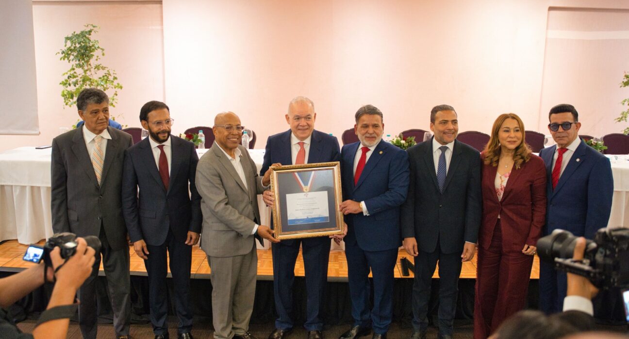 Francisco Peña recibe el reconocimiento “Juan Pablo Duarte Comerciante”