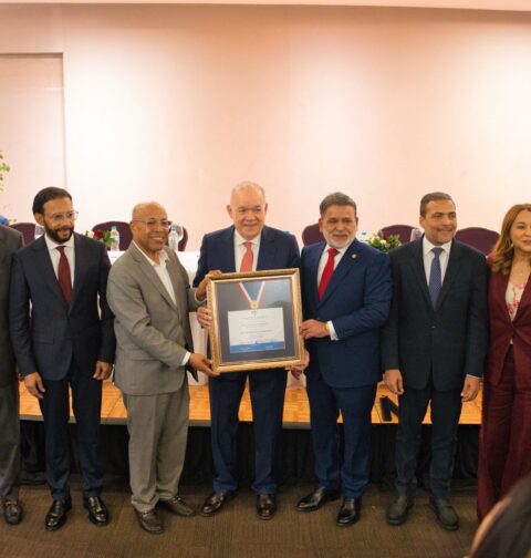 Francisco Peña recibe el reconocimiento “Juan Pablo Duarte Comerciante”