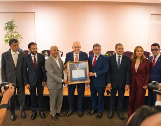 Francisco Peña recibe el reconocimiento “Juan Pablo Duarte Comerciante”