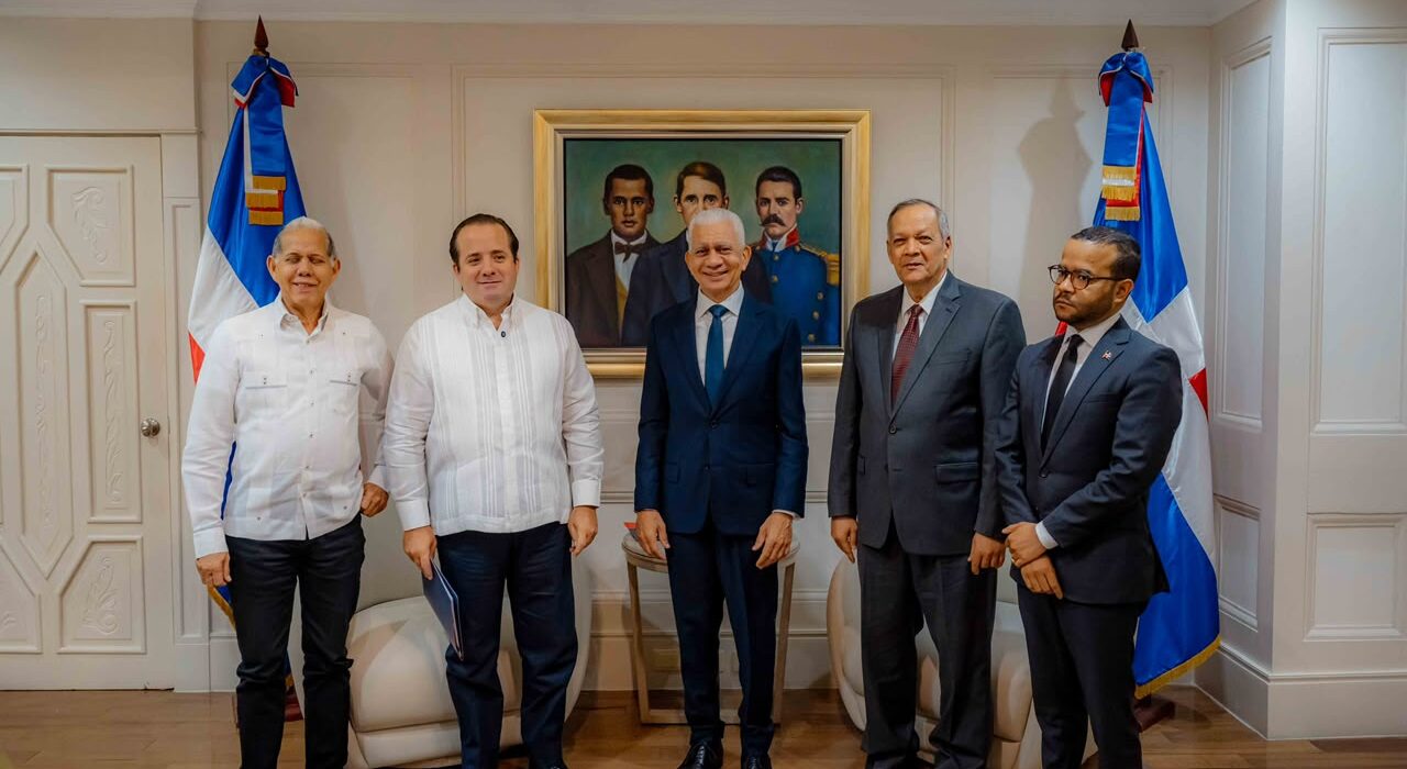 José Paliza deposita en el Senado anteproyecto de ley sobre Plan Nacional de Ordenamiento Territorial
