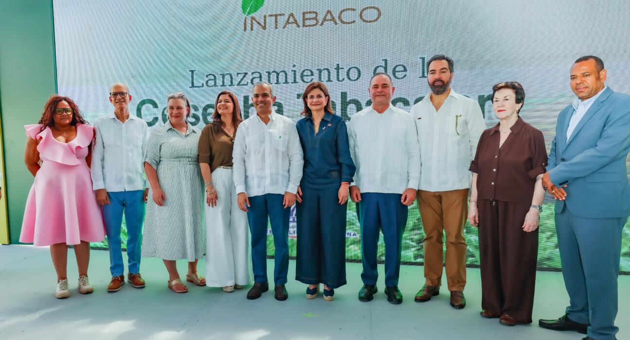 Raquel Peña destaca liderazgo dominicano en exportación de cigarros durante lanzamiento de la cosecha tabacalera 2026-2027 En el Foco Nacional. La vicepresidenta de la República, Raquel Peña, encabezó el lanzamiento de la Cosecha Tabacalera 2026-2027, organizado por el Instituto del Tabaco de la República Dominicana (INTABACO), donde destacó el aporte económico de esta industria y el posicionamiento del país como principal exportador mundial de cigarros. Durante su intervención, Peña señaló que el tabaco representa el 10 % de las exportaciones nacionales, con ventas anuales superiores a US$1,340 millones, lo que lo sitúa como el tercer producto de exportación del país, después del oro y los insumos médicos. Asimismo, indicó que entre enero y junio de 2026 las exportaciones de tabaco, cigarros y cigarrillos superaron los US$802 millones, de los cuales el 78.5 % tuvo como destino Estados Unidos. La vicepresidenta resaltó que la actividad tabacalera tiene presencia en 15 provincias y genera más de 122,000 empleos, constituyendo una importante fuente de ingresos para las familias vinculadas con su producción y comercialización. Peña destacó que el Gobierno del presidente Luis Abinader continúa respaldando el fortalecimiento de la industria mediante el Plan de Relanzamiento del Sector Tabacalero, orientado a modernizar los procesos productivos y ampliar las oportunidades de acceso a los mercados internacionales. También valoró la tradición del tabaco dominicano y su reconocimiento como parte del patrimonio cultural del país, así como la importancia de preservar los conocimientos que han permitido consolidar esta actividad a lo largo de generaciones. Nueva cosecha proyecta 330,000 quintales de tabaco De su lado, el director del INTABACO, Iván Hernández Guzmán, informó que para el período 2026-2027 se proyecta la siembra de más de 120,000 tareas, con una producción estimada de 330,000 quintales de tabaco. Explicó que la industria sustenta la elaboración de más de 8,400 millones de cigarros premium y mecanizados al año, con presencia del producto dominicano en 148 países. Por su parte, el ministro de Agricultura, Francisco Oliverio Espaillat, destacó el respaldo a los productores mediante financiamientos a tasa cero y asistencia técnica, además de programas de preparación de terrenos y capacitación desarrollados a través del INTABACO. En tanto que Ciro Cascella, presidente de la Asociación de Productores de Cigarros de RD (PROCIGAR), calificó como positivo el trabajo mancomunado que realizan el sector público y privado para potencializar el crecimiento del sector. Asimismo, Melisa Polanco, productora de tabaco de las Matas de Santa Cruz, agradeció el apoyo y capacitación del INTABACO lo que ha permitido que cada vez más se sumen mano de obra calificada y se incremente el empleo. La actividad también contó con la presencia de la consejera agrícola de la Embajada de Estados Unidos, Raquel Bickford; los alcaldes de Santiago y Villa González, Ulises Rodríguez y César Álvarez, respectivamente; el presidente de la Asociación Dominicana de Cigarros y Tabacos, Radhamés Rodríguez. Además el director general de la Corporación del Acueducto y Alcantarillado de Santiago (CORAASAN), Andrés Cueto; el director general de ProDominicana, Vladimir Pimentel; miembros del Consejo Directivo del INTABACO y representantes del sector empresarial. El inicio de la cosecha 2026-2027 marca una nueva etapa de producción para una industria con amplia presencia territorial, cuya actividad contribuye a la generación de empleos y a las exportaciones de la República Dominicana.