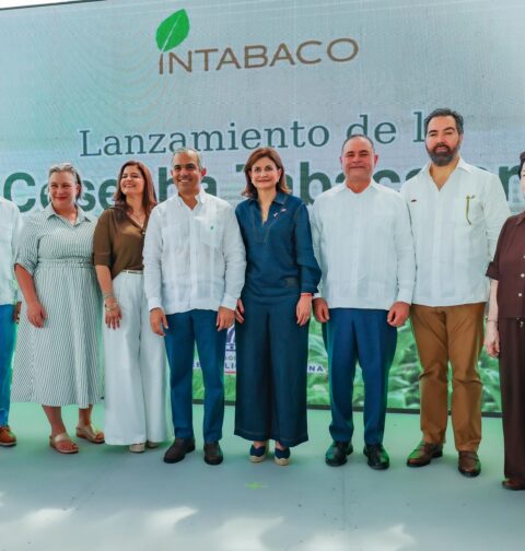 Raquel Peña destaca liderazgo dominicano en exportación de cigarros durante lanzamiento de la cosecha tabacalera 2026-2027 En el Foco Nacional. La vicepresidenta de la República, Raquel Peña, encabezó el lanzamiento de la Cosecha Tabacalera 2026-2027, organizado por el Instituto del Tabaco de la República Dominicana (INTABACO), donde destacó el aporte económico de esta industria y el posicionamiento del país como principal exportador mundial de cigarros. Durante su intervención, Peña señaló que el tabaco representa el 10 % de las exportaciones nacionales, con ventas anuales superiores a US$1,340 millones, lo que lo sitúa como el tercer producto de exportación del país, después del oro y los insumos médicos. Asimismo, indicó que entre enero y junio de 2026 las exportaciones de tabaco, cigarros y cigarrillos superaron los US$802 millones, de los cuales el 78.5 % tuvo como destino Estados Unidos. La vicepresidenta resaltó que la actividad tabacalera tiene presencia en 15 provincias y genera más de 122,000 empleos, constituyendo una importante fuente de ingresos para las familias vinculadas con su producción y comercialización. Peña destacó que el Gobierno del presidente Luis Abinader continúa respaldando el fortalecimiento de la industria mediante el Plan de Relanzamiento del Sector Tabacalero, orientado a modernizar los procesos productivos y ampliar las oportunidades de acceso a los mercados internacionales. También valoró la tradición del tabaco dominicano y su reconocimiento como parte del patrimonio cultural del país, así como la importancia de preservar los conocimientos que han permitido consolidar esta actividad a lo largo de generaciones. Nueva cosecha proyecta 330,000 quintales de tabaco De su lado, el director del INTABACO, Iván Hernández Guzmán, informó que para el período 2026-2027 se proyecta la siembra de más de 120,000 tareas, con una producción estimada de 330,000 quintales de tabaco. Explicó que la industria sustenta la elaboración de más de 8,400 millones de cigarros premium y mecanizados al año, con presencia del producto dominicano en 148 países. Por su parte, el ministro de Agricultura, Francisco Oliverio Espaillat, destacó el respaldo a los productores mediante financiamientos a tasa cero y asistencia técnica, además de programas de preparación de terrenos y capacitación desarrollados a través del INTABACO. En tanto que Ciro Cascella, presidente de la Asociación de Productores de Cigarros de RD (PROCIGAR), calificó como positivo el trabajo mancomunado que realizan el sector público y privado para potencializar el crecimiento del sector. Asimismo, Melisa Polanco, productora de tabaco de las Matas de Santa Cruz, agradeció el apoyo y capacitación del INTABACO lo que ha permitido que cada vez más se sumen mano de obra calificada y se incremente el empleo. La actividad también contó con la presencia de la consejera agrícola de la Embajada de Estados Unidos, Raquel Bickford; los alcaldes de Santiago y Villa González, Ulises Rodríguez y César Álvarez, respectivamente; el presidente de la Asociación Dominicana de Cigarros y Tabacos, Radhamés Rodríguez. Además el director general de la Corporación del Acueducto y Alcantarillado de Santiago (CORAASAN), Andrés Cueto; el director general de ProDominicana, Vladimir Pimentel; miembros del Consejo Directivo del INTABACO y representantes del sector empresarial. El inicio de la cosecha 2026-2027 marca una nueva etapa de producción para una industria con amplia presencia territorial, cuya actividad contribuye a la generación de empleos y a las exportaciones de la República Dominicana.