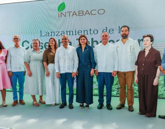 Raquel Peña destaca liderazgo dominicano en exportación de cigarros durante lanzamiento de la cosecha tabacalera 2026-2027 En el Foco Nacional. La vicepresidenta de la República, Raquel Peña, encabezó el lanzamiento de la Cosecha Tabacalera 2026-2027, organizado por el Instituto del Tabaco de la República Dominicana (INTABACO), donde destacó el aporte económico de esta industria y el posicionamiento del país como principal exportador mundial de cigarros. Durante su intervención, Peña señaló que el tabaco representa el 10 % de las exportaciones nacionales, con ventas anuales superiores a US$1,340 millones, lo que lo sitúa como el tercer producto de exportación del país, después del oro y los insumos médicos. Asimismo, indicó que entre enero y junio de 2026 las exportaciones de tabaco, cigarros y cigarrillos superaron los US$802 millones, de los cuales el 78.5 % tuvo como destino Estados Unidos. La vicepresidenta resaltó que la actividad tabacalera tiene presencia en 15 provincias y genera más de 122,000 empleos, constituyendo una importante fuente de ingresos para las familias vinculadas con su producción y comercialización. Peña destacó que el Gobierno del presidente Luis Abinader continúa respaldando el fortalecimiento de la industria mediante el Plan de Relanzamiento del Sector Tabacalero, orientado a modernizar los procesos productivos y ampliar las oportunidades de acceso a los mercados internacionales. También valoró la tradición del tabaco dominicano y su reconocimiento como parte del patrimonio cultural del país, así como la importancia de preservar los conocimientos que han permitido consolidar esta actividad a lo largo de generaciones. Nueva cosecha proyecta 330,000 quintales de tabaco De su lado, el director del INTABACO, Iván Hernández Guzmán, informó que para el período 2026-2027 se proyecta la siembra de más de 120,000 tareas, con una producción estimada de 330,000 quintales de tabaco. Explicó que la industria sustenta la elaboración de más de 8,400 millones de cigarros premium y mecanizados al año, con presencia del producto dominicano en 148 países. Por su parte, el ministro de Agricultura, Francisco Oliverio Espaillat, destacó el respaldo a los productores mediante financiamientos a tasa cero y asistencia técnica, además de programas de preparación de terrenos y capacitación desarrollados a través del INTABACO. En tanto que Ciro Cascella, presidente de la Asociación de Productores de Cigarros de RD (PROCIGAR), calificó como positivo el trabajo mancomunado que realizan el sector público y privado para potencializar el crecimiento del sector. Asimismo, Melisa Polanco, productora de tabaco de las Matas de Santa Cruz, agradeció el apoyo y capacitación del INTABACO lo que ha permitido que cada vez más se sumen mano de obra calificada y se incremente el empleo. La actividad también contó con la presencia de la consejera agrícola de la Embajada de Estados Unidos, Raquel Bickford; los alcaldes de Santiago y Villa González, Ulises Rodríguez y César Álvarez, respectivamente; el presidente de la Asociación Dominicana de Cigarros y Tabacos, Radhamés Rodríguez. Además el director general de la Corporación del Acueducto y Alcantarillado de Santiago (CORAASAN), Andrés Cueto; el director general de ProDominicana, Vladimir Pimentel; miembros del Consejo Directivo del INTABACO y representantes del sector empresarial. El inicio de la cosecha 2026-2027 marca una nueva etapa de producción para una industria con amplia presencia territorial, cuya actividad contribuye a la generación de empleos y a las exportaciones de la República Dominicana.