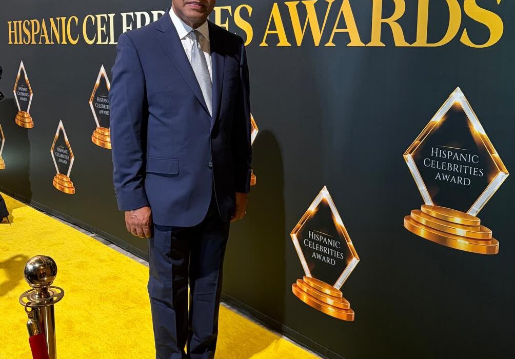 Dany Alcántara recibe en Miami el premio nuevo líder de los medios de comunicación de República Dominicana