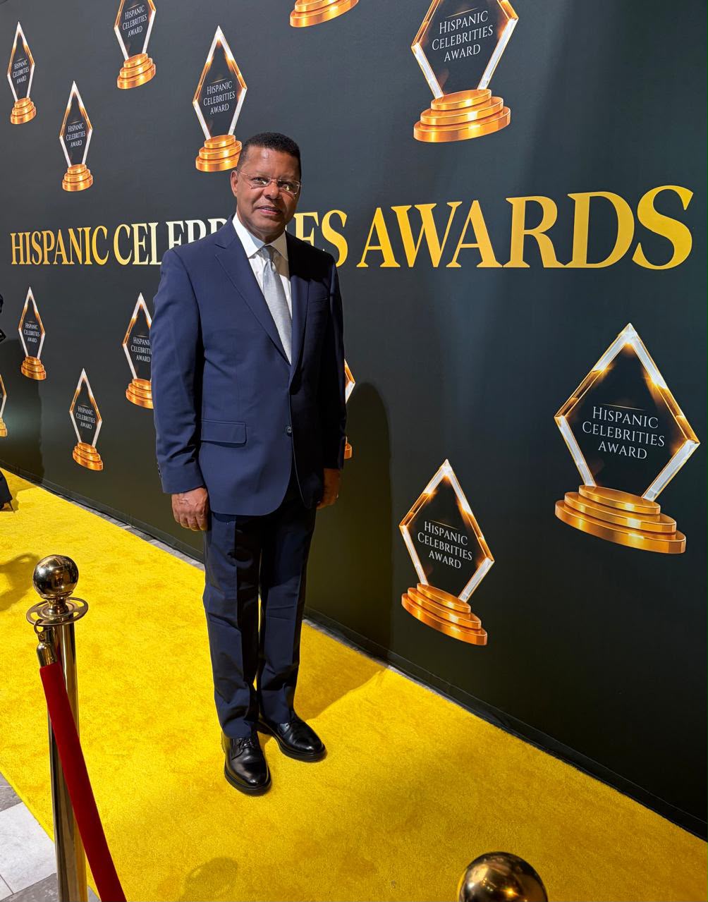 Dany Alcántara recibe en Miami el premio nuevo líder de los medios de comunicación de República Dominicana