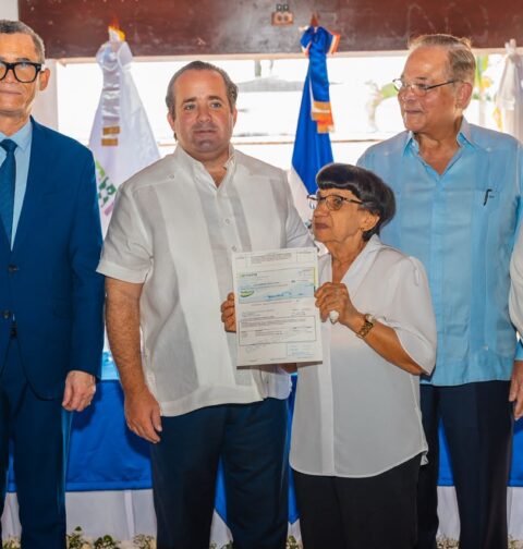 Gobierno entrega RD$360 millones a empleados cesantes y pensionados de Falconbridge