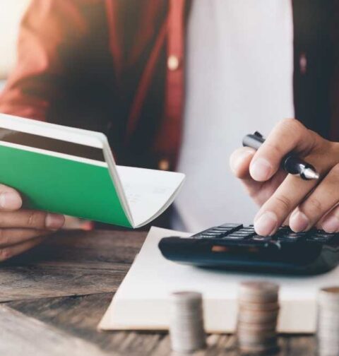 El dinero en cuentas inactivas y abandonadas en el país llega a 12,591.2 millones de pesos En el Foco Economía. La cantidad de dinero alojado en cuentas inactivas y abandonadas dentro del sistema financiero ascendió a 12,591.2 millones de pesos a agosto de este año, para un aumento de 9.53 % respecto a los 11,495.6 millones registrados en el mismo período del 2025 y una cifra que duplica los 5,764.5 millones de pesos acumulados en este tipo de cuentas hace una década. Estos montos incluyen tanto las cuentas de personas físicas como las de personas jurídicas o empresas, conforme datos de la Superintendencia de Bancos (SB). Con el objetivo de prevenir que más cuentas pasen a estos estatus, la institución reguladora del sistema bancario emitió en septiembre la circular CSB-REG-2026000017, con la que modificó el “Instructivo para la aplicación del reglamento sobre cuentas inactivas y abandonadas en las entidades de intermediación financiera”. De este modo, se establece que toda institución bancaria cuente con un procedimiento interno que incluya un sistema de alerta para gestionar, de forma activa, la localización de los titulares de estas cuentas, así como mecanismos de monitoreo para identificar cuentas vigentes que acumulen 12 meses o más sin movimientos atribuibles al titular. Toda cuenta que cumple tres años sin ningún tipo de retiro, depósito o transacción alguna pasa a registrarse como inactiva en el sistema financiero, un estatus que mantenían 1,633,733 cuentas hasta agosto de este año, con montos ascendentes a 12,268.9 millones de pesos. Las cuentas con más de diez años sin ninguna transacción, en cambio, se consideran cuentas abandonadas, las cuales sumaron 161,738 a agosto, con un total de 322.3 millones de pesos. Las cuentas abandonadas crecen más Aunque más de un millón y medio de cuentas figuran como inactivas, son las abandonadas las que se han expandido a un ritmo más acelerado a lo largo del tiempo. Hasta agosto, las cuentas inactivas totalizaron 1,633,773 cuentas, 77,478 más que las 1,556,295 que habían en el mismo período del año pasado (para un aumento de 4.98 %) y hasta 343,432 respecto a las 1,290,341 cuentas inactivas para el 2016, para un alza de 26.62 %. Sin embargo, 48,547 cuentas pasaron a tener un estatus de abandonada entre agosto del 2025 y agosto del 2026, lo que ascendió la cifra de 113,191 a 161,738 cuentas en la actualidad, para un crecimiento interanual de 42.89 %. Las cuentas abandonadas en la actualidad son el doble que las 69,659 que se registraron en el 2016, según los datos de la institución. Una vez una cuenta se cataloga como abandonada, la Superintendencia de Bancos (SB) la hace pública, tanto en un periódico de circulación nacional como en su página web, dentro de un listado general, incluyendo el nombre del titular o beneficiario y el número de cuenta. Si a partir de los seis meses de su publicación los montos que reposan en las cuentas abandonadas no han sido reclamados, los fondos se transfieren de manera definitiva al Banco Central de la República Dominicana (BCRD), debiendo ser reclamados a la entidad monetaria para ser recuperados. Más montos en pesos De los 12,591.2 millones de pesos en cuentas abandonadas e inactivas, el 60.33 % del dinero (7,595.9 millones) se encontraba en moneda nacional, con apenas 250.6 millones dentro de cuentas abandonadas. En tanto, el 39.67 % restante (equivalente a 4,995.3 millones de pesos) se encontraba en moneda extranjera, incluyendo tanto dólares como euros y con un valor de cuentas abandonadas equivalente a 71.7 millones de pesos. Otros cambios La circular de la SB establece que cualquier depósito o retiro de valores realizado tanto vía ventanilla como vía transferencia electrónica generará la reactivación automática de las cuentas que figuren como inactivas, al igual que los cargos a través del uso de tarjetas de crédito asociadas a una cuenta, sin que esta reactivación implique la aplicación de cargos por penalidad por parte de las entidades de intermediación financiera. De igual forma, la circular exige que las entidades financieras conserven un registro histórico de los fondos transferidos al Banco Central, que permita verificar su existencia y estatus ante notificaciones de embargo y atender los requerimientos de información del organismo. Asimismo, aclara que los listados publicados de cuentas abandonadas deben incluir aquellas sujetas a embargo, oposición o inmovilización. Para las entidades en liquidación o salida voluntaria, la Superintendencia de Bancos publicará las cuentas inactivas con menos de diez años en esa condición, con quince días calendario de antelación a su transferencia al Banco Central. En las cuentas abandonadas con embargos parciales, se transferirá al Banco Central únicamente el monto disponible que no esté afectado por la medida. Si el embargo se recibe después de la transferencia, la entidad deberá informar al embargante sobre la situación de los fondos. La disposición también establece que la inmovilización de fondos no podrá exceder las 72 horas sin una orden judicial, exceptuando de ese límite las solicitudes de agencias internacionales de investigación y de entidades estatales competentes en inteligencia financiera, prevención del lavado de activos y financiamiento del terrorismo, debidamente facultadas conforme al marco legal vigente.