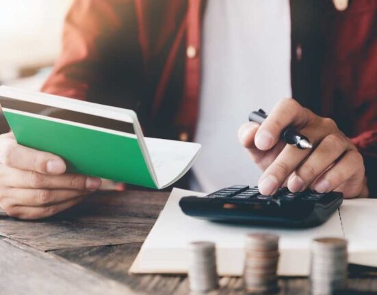 El dinero en cuentas inactivas y abandonadas en el país llega a 12,591.2 millones de pesos En el Foco Economía. La cantidad de dinero alojado en cuentas inactivas y abandonadas dentro del sistema financiero ascendió a 12,591.2 millones de pesos a agosto de este año, para un aumento de 9.53 % respecto a los 11,495.6 millones registrados en el mismo período del 2025 y una cifra que duplica los 5,764.5 millones de pesos acumulados en este tipo de cuentas hace una década. Estos montos incluyen tanto las cuentas de personas físicas como las de personas jurídicas o empresas, conforme datos de la Superintendencia de Bancos (SB). Con el objetivo de prevenir que más cuentas pasen a estos estatus, la institución reguladora del sistema bancario emitió en septiembre la circular CSB-REG-2026000017, con la que modificó el “Instructivo para la aplicación del reglamento sobre cuentas inactivas y abandonadas en las entidades de intermediación financiera”. De este modo, se establece que toda institución bancaria cuente con un procedimiento interno que incluya un sistema de alerta para gestionar, de forma activa, la localización de los titulares de estas cuentas, así como mecanismos de monitoreo para identificar cuentas vigentes que acumulen 12 meses o más sin movimientos atribuibles al titular. Toda cuenta que cumple tres años sin ningún tipo de retiro, depósito o transacción alguna pasa a registrarse como inactiva en el sistema financiero, un estatus que mantenían 1,633,733 cuentas hasta agosto de este año, con montos ascendentes a 12,268.9 millones de pesos. Las cuentas con más de diez años sin ninguna transacción, en cambio, se consideran cuentas abandonadas, las cuales sumaron 161,738 a agosto, con un total de 322.3 millones de pesos. Las cuentas abandonadas crecen más Aunque más de un millón y medio de cuentas figuran como inactivas, son las abandonadas las que se han expandido a un ritmo más acelerado a lo largo del tiempo. Hasta agosto, las cuentas inactivas totalizaron 1,633,773 cuentas, 77,478 más que las 1,556,295 que habían en el mismo período del año pasado (para un aumento de 4.98 %) y hasta 343,432 respecto a las 1,290,341 cuentas inactivas para el 2016, para un alza de 26.62 %. Sin embargo, 48,547 cuentas pasaron a tener un estatus de abandonada entre agosto del 2025 y agosto del 2026, lo que ascendió la cifra de 113,191 a 161,738 cuentas en la actualidad, para un crecimiento interanual de 42.89 %. Las cuentas abandonadas en la actualidad son el doble que las 69,659 que se registraron en el 2016, según los datos de la institución. Una vez una cuenta se cataloga como abandonada, la Superintendencia de Bancos (SB) la hace pública, tanto en un periódico de circulación nacional como en su página web, dentro de un listado general, incluyendo el nombre del titular o beneficiario y el número de cuenta. Si a partir de los seis meses de su publicación los montos que reposan en las cuentas abandonadas no han sido reclamados, los fondos se transfieren de manera definitiva al Banco Central de la República Dominicana (BCRD), debiendo ser reclamados a la entidad monetaria para ser recuperados. Más montos en pesos De los 12,591.2 millones de pesos en cuentas abandonadas e inactivas, el 60.33 % del dinero (7,595.9 millones) se encontraba en moneda nacional, con apenas 250.6 millones dentro de cuentas abandonadas. En tanto, el 39.67 % restante (equivalente a 4,995.3 millones de pesos) se encontraba en moneda extranjera, incluyendo tanto dólares como euros y con un valor de cuentas abandonadas equivalente a 71.7 millones de pesos. Otros cambios La circular de la SB establece que cualquier depósito o retiro de valores realizado tanto vía ventanilla como vía transferencia electrónica generará la reactivación automática de las cuentas que figuren como inactivas, al igual que los cargos a través del uso de tarjetas de crédito asociadas a una cuenta, sin que esta reactivación implique la aplicación de cargos por penalidad por parte de las entidades de intermediación financiera. De igual forma, la circular exige que las entidades financieras conserven un registro histórico de los fondos transferidos al Banco Central, que permita verificar su existencia y estatus ante notificaciones de embargo y atender los requerimientos de información del organismo. Asimismo, aclara que los listados publicados de cuentas abandonadas deben incluir aquellas sujetas a embargo, oposición o inmovilización. Para las entidades en liquidación o salida voluntaria, la Superintendencia de Bancos publicará las cuentas inactivas con menos de diez años en esa condición, con quince días calendario de antelación a su transferencia al Banco Central. En las cuentas abandonadas con embargos parciales, se transferirá al Banco Central únicamente el monto disponible que no esté afectado por la medida. Si el embargo se recibe después de la transferencia, la entidad deberá informar al embargante sobre la situación de los fondos. La disposición también establece que la inmovilización de fondos no podrá exceder las 72 horas sin una orden judicial, exceptuando de ese límite las solicitudes de agencias internacionales de investigación y de entidades estatales competentes en inteligencia financiera, prevención del lavado de activos y financiamiento del terrorismo, debidamente facultadas conforme al marco legal vigente.