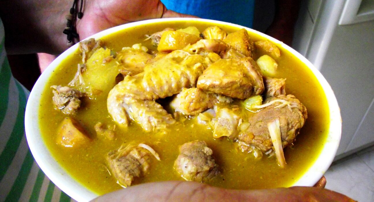 Alimentación saludable en días lluviosos: Qué comer para fortalecer tu cuerpo En el Foco Salud. Los días de lluvia pueden afectar nuestro estado de ánimo y energía, pero una alimentación adecuada puede ayudarnos a mantenernos saludables y activos. Expertos en nutrición recomiendan consumir alimentos reconfortantes y nutritivos que fortalezcan el sistema inmunológico y aporten energía. Opciones saludables para días lluviosos Sopas y caldos: Ideales para mantener el cuerpo caliente y aportar vitaminas esenciales. Frutas y verduras: Ricas en antioxidantes que refuerzan las defensas. Granos integrales: Como avena y arroz integral, que brindan energía sostenida Pescados y proteínas magras: Ayudan a mantener la fuerza y vitalidad. Infusiones y té: Mantienen la hidratación y aportan beneficios relajantes. Nutricionistas sugieren evitar comidas procesadas y azucaradas, ya que pueden generar sensación de fatiga. En su lugar, optar por ingredientes naturales y frescos para mejorar el bienestar en días de lluvia.