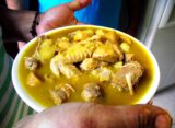 Alimentación saludable en días lluviosos: Qué comer para fortalecer tu cuerpo En el Foco Salud. Los días de lluvia pueden afectar nuestro estado de ánimo y energía, pero una alimentación adecuada puede ayudarnos a mantenernos saludables y activos. Expertos en nutrición recomiendan consumir alimentos reconfortantes y nutritivos que fortalezcan el sistema inmunológico y aporten energía. Opciones saludables para días lluviosos Sopas y caldos: Ideales para mantener el cuerpo caliente y aportar vitaminas esenciales. Frutas y verduras: Ricas en antioxidantes que refuerzan las defensas. Granos integrales: Como avena y arroz integral, que brindan energía sostenida Pescados y proteínas magras: Ayudan a mantener la fuerza y vitalidad. Infusiones y té: Mantienen la hidratación y aportan beneficios relajantes. Nutricionistas sugieren evitar comidas procesadas y azucaradas, ya que pueden generar sensación de fatiga. En su lugar, optar por ingredientes naturales y frescos para mejorar el bienestar en días de lluvia.
