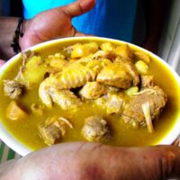 Alimentación saludable en días lluviosos: Qué comer para fortalecer tu cuerpo En el Foco Salud. Los días de lluvia pueden afectar nuestro estado de ánimo y energía, pero una alimentación adecuada puede ayudarnos a mantenernos saludables y activos. Expertos en nutrición recomiendan consumir alimentos reconfortantes y nutritivos que fortalezcan el sistema inmunológico y aporten energía. Opciones saludables para días lluviosos Sopas y caldos: Ideales para mantener el cuerpo caliente y aportar vitaminas esenciales. Frutas y verduras: Ricas en antioxidantes que refuerzan las defensas. Granos integrales: Como avena y arroz integral, que brindan energía sostenida Pescados y proteínas magras: Ayudan a mantener la fuerza y vitalidad. Infusiones y té: Mantienen la hidratación y aportan beneficios relajantes. Nutricionistas sugieren evitar comidas procesadas y azucaradas, ya que pueden generar sensación de fatiga. En su lugar, optar por ingredientes naturales y frescos para mejorar el bienestar en días de lluvia.