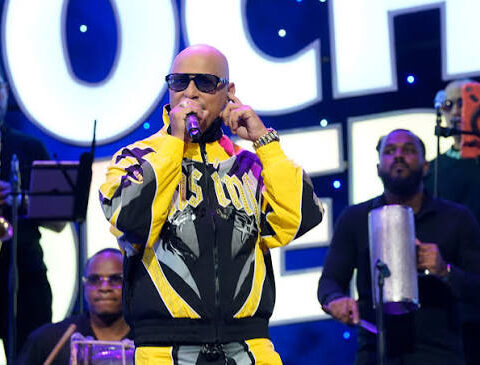 El Rey Tulile lleva a Roberto Carlos al merengue con "Desahogo"