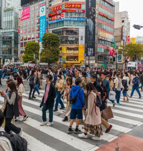 Japón endurece las normas para obtener la residencia permanente Den el Foco Internacional. Japón endureció este jueves los requisitos para los extranjeros que desean obtener la residencia permanente, como parte de la iniciativa de la primera ministra Sanae Takaichi para reforzar los controles migratorios. Anuncios Según las nuevas normas, que entrarán en vigor por etapas, los habitantes de otras nacionalidades que deseen permanecer en el país asiático de manera permanente deberán demostrar que sus ingresos anuales están por encima del promedio y que pueden mantener conversaciones informales en japonés. Además, las tarifas de los trámites se multiplicarán por 20 a partir de este jueves. En una oficina de inmigración del centro de Tokio visitada por la AFP esta semana, cientos de personas hacían fila con la esperanza de completar sus solicitudes antes del aumento de precios. "Entiendo que aceptar a demasiados extranjeros (...) podría diluir la cultura única de Japón. Pero al mismo tiempo, dada su baja tasa de natalidad y el envejecimiento de la población, Japón tiene que aceptar a extranjeros", consideró Yujie Chono, un estudiante universitario nacido en Estados Unidos, quien se encontraba entre las personas que esperaban. Las directrices anteriores no establecían umbrales específicos en cuanto a ingresos, pensiones o habilidades lingüísticas. Aunque Japón tiene una población que envejece rápidamente y sufre escasez de mano de obra en muchos sectores, la oposición a la inmigración está creciendo, especialmente en las redes sociales, lo que ha llevado a Takaichi a impulsar regulaciones más estrictas para los extranjeros. "A medida que aumenta el número de residentes extranjeros en Japón, el gobierno se enfrenta al hecho de que algunos ciudadanos sienten ansiedad y una sensación de injusticia", dijo Takaichi en una extensa publicación en X el domingo. Agregó que estaba impulsando una "coexistencia ordenada" con los foráneos.