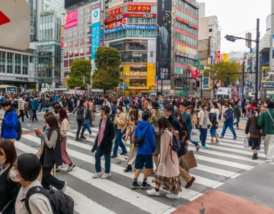 Japón endurece las normas para obtener la residencia permanente Den el Foco Internacional. Japón endureció este jueves los requisitos para los extranjeros que desean obtener la residencia permanente, como parte de la iniciativa de la primera ministra Sanae Takaichi para reforzar los controles migratorios. Anuncios Según las nuevas normas, que entrarán en vigor por etapas, los habitantes de otras nacionalidades que deseen permanecer en el país asiático de manera permanente deberán demostrar que sus ingresos anuales están por encima del promedio y que pueden mantener conversaciones informales en japonés. Además, las tarifas de los trámites se multiplicarán por 20 a partir de este jueves. En una oficina de inmigración del centro de Tokio visitada por la AFP esta semana, cientos de personas hacían fila con la esperanza de completar sus solicitudes antes del aumento de precios. "Entiendo que aceptar a demasiados extranjeros (...) podría diluir la cultura única de Japón. Pero al mismo tiempo, dada su baja tasa de natalidad y el envejecimiento de la población, Japón tiene que aceptar a extranjeros", consideró Yujie Chono, un estudiante universitario nacido en Estados Unidos, quien se encontraba entre las personas que esperaban. Las directrices anteriores no establecían umbrales específicos en cuanto a ingresos, pensiones o habilidades lingüísticas. Aunque Japón tiene una población que envejece rápidamente y sufre escasez de mano de obra en muchos sectores, la oposición a la inmigración está creciendo, especialmente en las redes sociales, lo que ha llevado a Takaichi a impulsar regulaciones más estrictas para los extranjeros. "A medida que aumenta el número de residentes extranjeros en Japón, el gobierno se enfrenta al hecho de que algunos ciudadanos sienten ansiedad y una sensación de injusticia", dijo Takaichi en una extensa publicación en X el domingo. Agregó que estaba impulsando una "coexistencia ordenada" con los foráneos.
