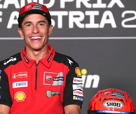 Márquez cae, se levanta y manda en Sepang; Martín se retira