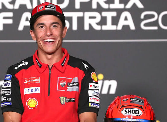 Márquez cae, se levanta y manda en Sepang; Martín se retira