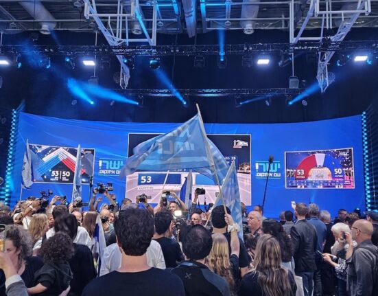 Netanyahu pide esperar el conteo final en Israel