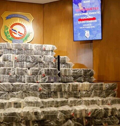 Ocupan 555 paquetes de presunta cocaína en Baní; investigan posible vínculo con alijo de Pedernales