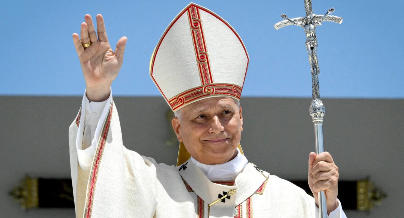 El papa León XIV padece cáncer y ha sido operado de un adenocarcinoma pulmonar En el Foco Internacional. El papa León XIV ha sido operado por un adenocarcinoma pulmonar, en una intervención en la que se le ha extirpado el lóbulo inferior del pulmón derecho mediante cirugía videoasistida, informó este martes la oficina de prensa del Vaticano. «La intervención ha concluido positivamente, dentro de los plazos y según lo previsto, y el Santo Padre ha regresado a su habitación», indica el escueto mensaje que el Vaticano ha remitido a los medios, tras la operación del pontífice. El equipo médico encargado de extirparle el nódulo pulmonar ha estado dirigido por el cirujano Stefano Margaritora, catedrático titular que lidera el servicio de cirugía torácica del Gemelli desde hace diez años. A la espera de más información, aún se desconocen los detalles sobre la operación, el tiempo que ha durado, la naturaleza del nódulo o cómo será la recuperación y posoperatorio de León XIV. La intervención se ha producido tan solo 48 horas después de que el papa anunciara el pasado domingo tras el rezo del ángelus que en un control médico -rutinario, según precisó después el Vaticano- le habían detectado un nódulo en el pulmón «en fase muy temprana y bien localizado». El ingreso hospitalario de León XIV se produjo este mismo martes pasadas las 13.00 horas con la llegada del papa al hospital, al que entró caminando tranquilamente acompañado de sus dos secretarios y su médico personal, Luigi Carbone. El pontífice ha sido ingresado en la planta 10 del Gemelli -«El Vaticano Tres», como lo llamó Juan Pablo II- pero no en el apartamento que tradicionalmente se reserva a los pontífices ya que este área se encuentra en reestructuración. Robert Prevost, que el pasado 14 de septiembre cumplió 71 años, deberá permanecer en el Gemelli unos días para su recuperación posoperatoria. De hecho su agenda de audiencias ha sido cancelada hasta el martes 20 de octubre. A menos de un mes de su primer viaje a Latinoamérica La intervención quirúrgica del papa estadounidense-peruano se produce a menos de un mes del viaje que tiene previsto realizar a Uruguay, Argentina y Perú del 6 al 17 de noviembre y que, en principio, seguiría en pie a tenor de sus propias palabras del pasado domingo. Ese día durante su saludo a los miembros de la Hermandad del peruano Señor de los Milagros en Roma, León XIV agradeció el respaldo de los fieles: «Gracias por vuestra oración por la visita pastoral que llevaré a cabo en Perú», aseguró. El primer problema de salud de León XIV Este problema de salud de Robert Prevost es el primero que se le conoce públicamente desde que fue elegido papa en mayo de 2025. Fue él mismo quien anunció al mundo esta operación el pasado domingo, en un mensaje que también ha marcado un punto de inflexión por su transparencia, ya que tradicionalmente la salud de los papas ha sido un tabú. «Recientemente, durante algunos controles, los médicos me han encontrado un nódulo circunscrito en el pulmón. Ha sido detectado en una fase muy inicial y está bien localizado», declaró con tono sereno y tranquilo. Desde su sorpresivo anuncio, el papa ha recibido numerosas muestras de solidaridad de centenares de fieles de todo el mundo, así como de líderes internacionales y políticos. Esta tarde, el obispo vicario de Roma, Baldassare Reina convocó el rezo de un rosario en la capilla del Gemelli para expresar la cercanía de los fieles de la capital italiana al papa.
