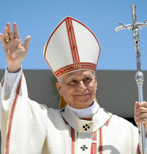 El papa León XIV padece cáncer y ha sido operado de un adenocarcinoma pulmonar En el Foco Internacional. El papa León XIV ha sido operado por un adenocarcinoma pulmonar, en una intervención en la que se le ha extirpado el lóbulo inferior del pulmón derecho mediante cirugía videoasistida, informó este martes la oficina de prensa del Vaticano. «La intervención ha concluido positivamente, dentro de los plazos y según lo previsto, y el Santo Padre ha regresado a su habitación», indica el escueto mensaje que el Vaticano ha remitido a los medios, tras la operación del pontífice. El equipo médico encargado de extirparle el nódulo pulmonar ha estado dirigido por el cirujano Stefano Margaritora, catedrático titular que lidera el servicio de cirugía torácica del Gemelli desde hace diez años. A la espera de más información, aún se desconocen los detalles sobre la operación, el tiempo que ha durado, la naturaleza del nódulo o cómo será la recuperación y posoperatorio de León XIV. La intervención se ha producido tan solo 48 horas después de que el papa anunciara el pasado domingo tras el rezo del ángelus que en un control médico -rutinario, según precisó después el Vaticano- le habían detectado un nódulo en el pulmón «en fase muy temprana y bien localizado». El ingreso hospitalario de León XIV se produjo este mismo martes pasadas las 13.00 horas con la llegada del papa al hospital, al que entró caminando tranquilamente acompañado de sus dos secretarios y su médico personal, Luigi Carbone. El pontífice ha sido ingresado en la planta 10 del Gemelli -«El Vaticano Tres», como lo llamó Juan Pablo II- pero no en el apartamento que tradicionalmente se reserva a los pontífices ya que este área se encuentra en reestructuración. Robert Prevost, que el pasado 14 de septiembre cumplió 71 años, deberá permanecer en el Gemelli unos días para su recuperación posoperatoria. De hecho su agenda de audiencias ha sido cancelada hasta el martes 20 de octubre. A menos de un mes de su primer viaje a Latinoamérica La intervención quirúrgica del papa estadounidense-peruano se produce a menos de un mes del viaje que tiene previsto realizar a Uruguay, Argentina y Perú del 6 al 17 de noviembre y que, en principio, seguiría en pie a tenor de sus propias palabras del pasado domingo. Ese día durante su saludo a los miembros de la Hermandad del peruano Señor de los Milagros en Roma, León XIV agradeció el respaldo de los fieles: «Gracias por vuestra oración por la visita pastoral que llevaré a cabo en Perú», aseguró. El primer problema de salud de León XIV Este problema de salud de Robert Prevost es el primero que se le conoce públicamente desde que fue elegido papa en mayo de 2025. Fue él mismo quien anunció al mundo esta operación el pasado domingo, en un mensaje que también ha marcado un punto de inflexión por su transparencia, ya que tradicionalmente la salud de los papas ha sido un tabú. «Recientemente, durante algunos controles, los médicos me han encontrado un nódulo circunscrito en el pulmón. Ha sido detectado en una fase muy inicial y está bien localizado», declaró con tono sereno y tranquilo. Desde su sorpresivo anuncio, el papa ha recibido numerosas muestras de solidaridad de centenares de fieles de todo el mundo, así como de líderes internacionales y políticos. Esta tarde, el obispo vicario de Roma, Baldassare Reina convocó el rezo de un rosario en la capilla del Gemelli para expresar la cercanía de los fieles de la capital italiana al papa.