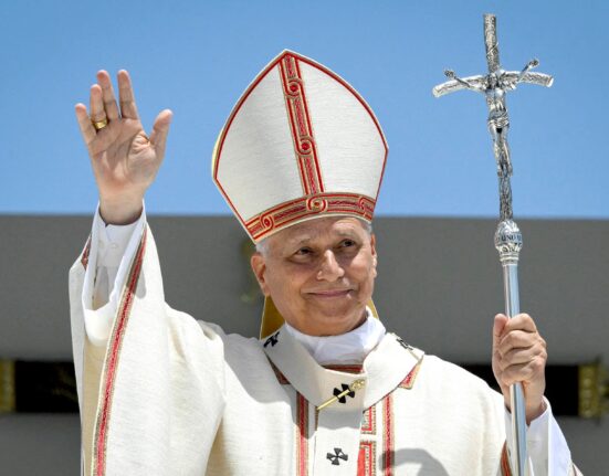 El papa León XIV padece cáncer y ha sido operado de un adenocarcinoma pulmonar En el Foco Internacional. El papa León XIV ha sido operado por un adenocarcinoma pulmonar, en una intervención en la que se le ha extirpado el lóbulo inferior del pulmón derecho mediante cirugía videoasistida, informó este martes la oficina de prensa del Vaticano. «La intervención ha concluido positivamente, dentro de los plazos y según lo previsto, y el Santo Padre ha regresado a su habitación», indica el escueto mensaje que el Vaticano ha remitido a los medios, tras la operación del pontífice. El equipo médico encargado de extirparle el nódulo pulmonar ha estado dirigido por el cirujano Stefano Margaritora, catedrático titular que lidera el servicio de cirugía torácica del Gemelli desde hace diez años. A la espera de más información, aún se desconocen los detalles sobre la operación, el tiempo que ha durado, la naturaleza del nódulo o cómo será la recuperación y posoperatorio de León XIV. La intervención se ha producido tan solo 48 horas después de que el papa anunciara el pasado domingo tras el rezo del ángelus que en un control médico -rutinario, según precisó después el Vaticano- le habían detectado un nódulo en el pulmón «en fase muy temprana y bien localizado». El ingreso hospitalario de León XIV se produjo este mismo martes pasadas las 13.00 horas con la llegada del papa al hospital, al que entró caminando tranquilamente acompañado de sus dos secretarios y su médico personal, Luigi Carbone. El pontífice ha sido ingresado en la planta 10 del Gemelli -«El Vaticano Tres», como lo llamó Juan Pablo II- pero no en el apartamento que tradicionalmente se reserva a los pontífices ya que este área se encuentra en reestructuración. Robert Prevost, que el pasado 14 de septiembre cumplió 71 años, deberá permanecer en el Gemelli unos días para su recuperación posoperatoria. De hecho su agenda de audiencias ha sido cancelada hasta el martes 20 de octubre. A menos de un mes de su primer viaje a Latinoamérica La intervención quirúrgica del papa estadounidense-peruano se produce a menos de un mes del viaje que tiene previsto realizar a Uruguay, Argentina y Perú del 6 al 17 de noviembre y que, en principio, seguiría en pie a tenor de sus propias palabras del pasado domingo. Ese día durante su saludo a los miembros de la Hermandad del peruano Señor de los Milagros en Roma, León XIV agradeció el respaldo de los fieles: «Gracias por vuestra oración por la visita pastoral que llevaré a cabo en Perú», aseguró. El primer problema de salud de León XIV Este problema de salud de Robert Prevost es el primero que se le conoce públicamente desde que fue elegido papa en mayo de 2025. Fue él mismo quien anunció al mundo esta operación el pasado domingo, en un mensaje que también ha marcado un punto de inflexión por su transparencia, ya que tradicionalmente la salud de los papas ha sido un tabú. «Recientemente, durante algunos controles, los médicos me han encontrado un nódulo circunscrito en el pulmón. Ha sido detectado en una fase muy inicial y está bien localizado», declaró con tono sereno y tranquilo. Desde su sorpresivo anuncio, el papa ha recibido numerosas muestras de solidaridad de centenares de fieles de todo el mundo, así como de líderes internacionales y políticos. Esta tarde, el obispo vicario de Roma, Baldassare Reina convocó el rezo de un rosario en la capilla del Gemelli para expresar la cercanía de los fieles de la capital italiana al papa.