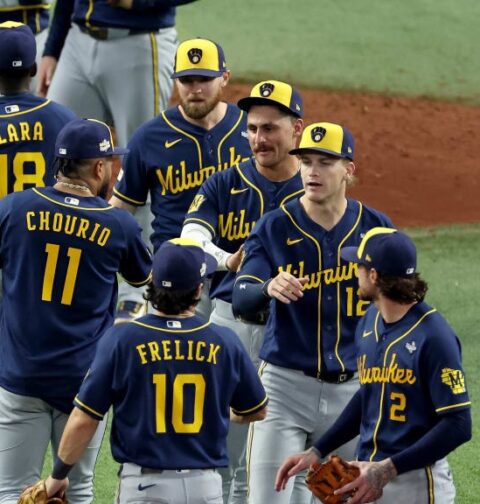 Peralta cae ante su ex equipo y Milwaukee manda 3-0