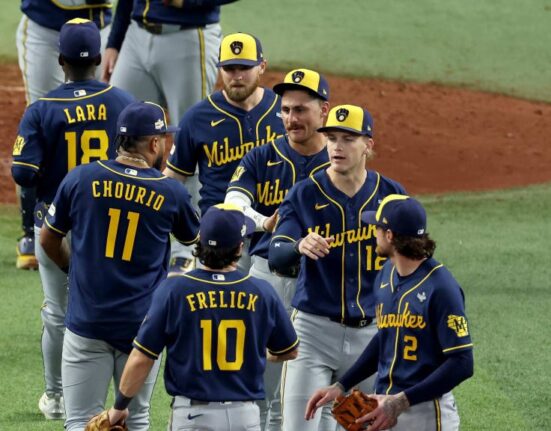 Peralta cae ante su ex equipo y Milwaukee manda 3-0