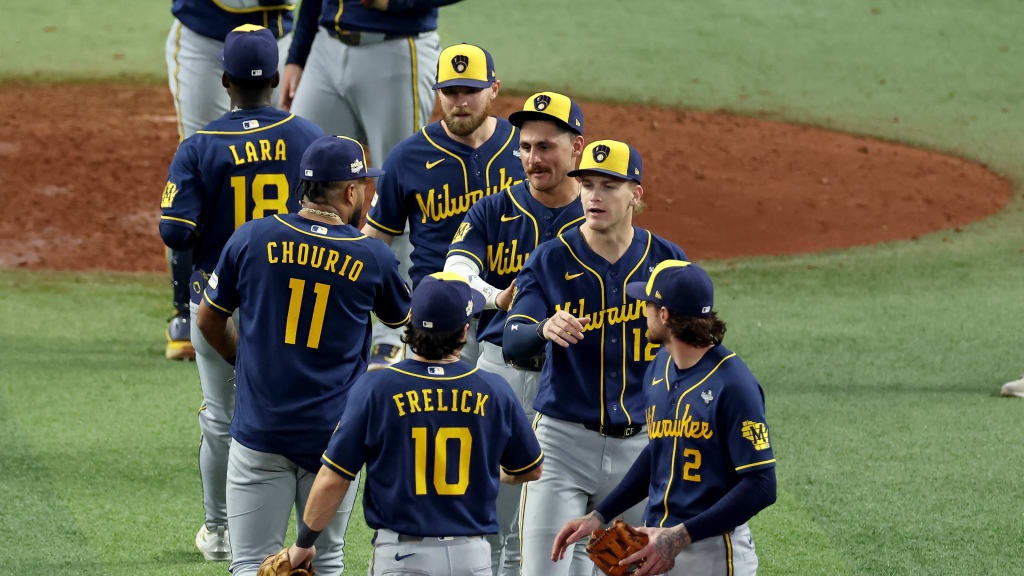 Peralta cae ante su ex equipo y Milwaukee manda 3-0