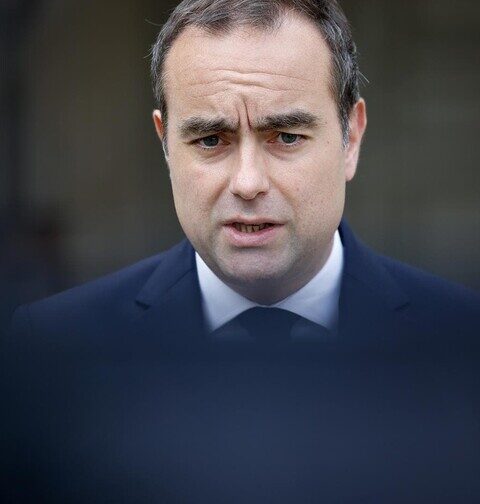 Francia ultima su dispositivo "masivo" contra nuevos disturbios: helicópteros, blindados, soldados En el Foco Internacional. El primer ministro francés, Sébastien Lecornu, prometió un dispositivo "masivo" para evitar nuevos disturbios durante las protestas sociales del sábado, que incluye helicópteros, blindados e incluso soldados. Las autoridades se encuentran bajo presión por las escenas de caos registradas el fin de semana pasado con choques con la policía, saqueos e incendios de edificios públicos, que dieron la vuelta al mundo. Medidas anunciadas "El dispositivo del próximo sábado será masivo", subrayó el martes Lecornu, durante una sesión tensa en el Parlamento en la que los diputados pidieron explicaciones al gobierno. El ministro francés del Interior, Laurent Nuñez, anunció el despliegue de 70.000 policías y gendarmes para el mantenimiento del orden, diez mil más que la semana anterior. Además, se enviarán gendarmes como refuerzo a zonas de competencia de la policía nacional como las grandes ciudades, donde se registraron principalmente los disturbios. Las autoridades también movilizarán a los policías en formación para misiones de apoyo. Una parte de los efectivos que estaban de permiso fue llamada de nuevo, precisó Nuñez. Las autoridades también movilizarán a las unidades de élite de la gendarmería y de la policía, así como a los soldados de la misión de vigilancia Sentinelle, para la protección de edificios públicos y lugares estratégicos. Blindados, drones, helicópteros "Una veintena de vehículos blindados Centaure" de la gendarmería y 15 camiones con cañones de agua de la policía se desplegarán en Francia. Brigadas ecuestres, drones, medios de lucha antidrones y helicópteros completan el dispositivo. - Manifestaciones prohibidas - El presidente francés, Emmanuel Macron, ordenó el jueves la prohibición de manifestaciones, salvo las solicitadas por actores "legítimos" como sindicatos. Acciones judiciales Cada prefecto examina la situación local y puede prohibir una manifestación mediante decreto o "imponer otro recorrido". Por lo general, solo se autorizan las marchas presentadas por "organizaciones" capaces de montar un servicio de seguridad y que se desarrollen fuera del centro de las ciudades, lejos de comercios. Los toques de queda siguen en vigor en las zonas sensibles. El transporte de artefactos pirotécnicos y de combustibles está prohibido. - Acciones judiciales - El ministro del Interior subrayó que las fuerzas de seguridad serán "intransigentes" frente a los alborotadores, al destacar los "numerosos llamados" en redes sociales a cometer desórdenes, especialmente por grupos de "ultraizquierda". Cada prefecto recurrió a su correspondiente fiscalía para crear una célula encargada de tramitar rápidamente las detenciones y presentar a las personas arrestadas ante la justicia. Desde los actos de violencia del fin de semana, 232 se encuentran en prisión, ya sea a la espera de juicio o condenadas, según el titular de Justicia, Gérald Darmanin.