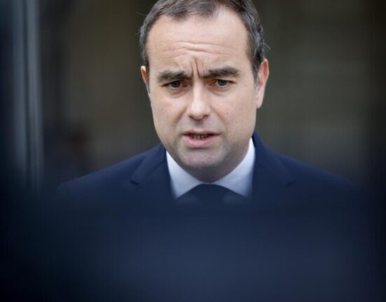 Francia ultima su dispositivo "masivo" contra nuevos disturbios: helicópteros, blindados, soldados En el Foco Internacional. El primer ministro francés, Sébastien Lecornu, prometió un dispositivo "masivo" para evitar nuevos disturbios durante las protestas sociales del sábado, que incluye helicópteros, blindados e incluso soldados. Las autoridades se encuentran bajo presión por las escenas de caos registradas el fin de semana pasado con choques con la policía, saqueos e incendios de edificios públicos, que dieron la vuelta al mundo. Medidas anunciadas "El dispositivo del próximo sábado será masivo", subrayó el martes Lecornu, durante una sesión tensa en el Parlamento en la que los diputados pidieron explicaciones al gobierno. El ministro francés del Interior, Laurent Nuñez, anunció el despliegue de 70.000 policías y gendarmes para el mantenimiento del orden, diez mil más que la semana anterior. Además, se enviarán gendarmes como refuerzo a zonas de competencia de la policía nacional como las grandes ciudades, donde se registraron principalmente los disturbios. Las autoridades también movilizarán a los policías en formación para misiones de apoyo. Una parte de los efectivos que estaban de permiso fue llamada de nuevo, precisó Nuñez. Las autoridades también movilizarán a las unidades de élite de la gendarmería y de la policía, así como a los soldados de la misión de vigilancia Sentinelle, para la protección de edificios públicos y lugares estratégicos. Blindados, drones, helicópteros "Una veintena de vehículos blindados Centaure" de la gendarmería y 15 camiones con cañones de agua de la policía se desplegarán en Francia. Brigadas ecuestres, drones, medios de lucha antidrones y helicópteros completan el dispositivo. - Manifestaciones prohibidas - El presidente francés, Emmanuel Macron, ordenó el jueves la prohibición de manifestaciones, salvo las solicitadas por actores "legítimos" como sindicatos. Acciones judiciales Cada prefecto examina la situación local y puede prohibir una manifestación mediante decreto o "imponer otro recorrido". Por lo general, solo se autorizan las marchas presentadas por "organizaciones" capaces de montar un servicio de seguridad y que se desarrollen fuera del centro de las ciudades, lejos de comercios. Los toques de queda siguen en vigor en las zonas sensibles. El transporte de artefactos pirotécnicos y de combustibles está prohibido. - Acciones judiciales - El ministro del Interior subrayó que las fuerzas de seguridad serán "intransigentes" frente a los alborotadores, al destacar los "numerosos llamados" en redes sociales a cometer desórdenes, especialmente por grupos de "ultraizquierda". Cada prefecto recurrió a su correspondiente fiscalía para crear una célula encargada de tramitar rápidamente las detenciones y presentar a las personas arrestadas ante la justicia. Desde los actos de violencia del fin de semana, 232 se encuentran en prisión, ya sea a la espera de juicio o condenadas, según el titular de Justicia, Gérald Darmanin.